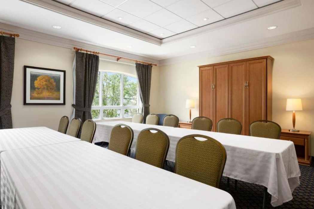 Days Inn & Suites By Wyndham Collingwood 16/38