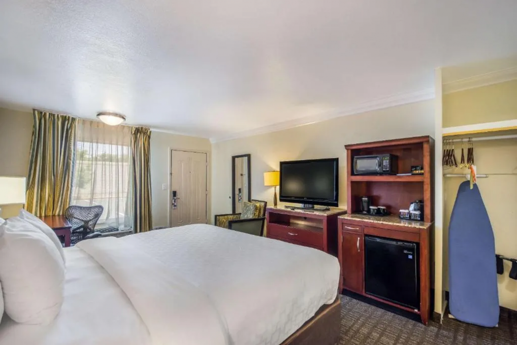 Clarion Inn and Suites Central Clearwater Beach FL 9/23