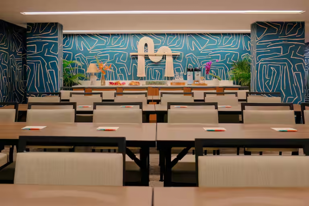 The Ambassador Hotel of Waikiki, Tapestry Collection by Hilton 33/60