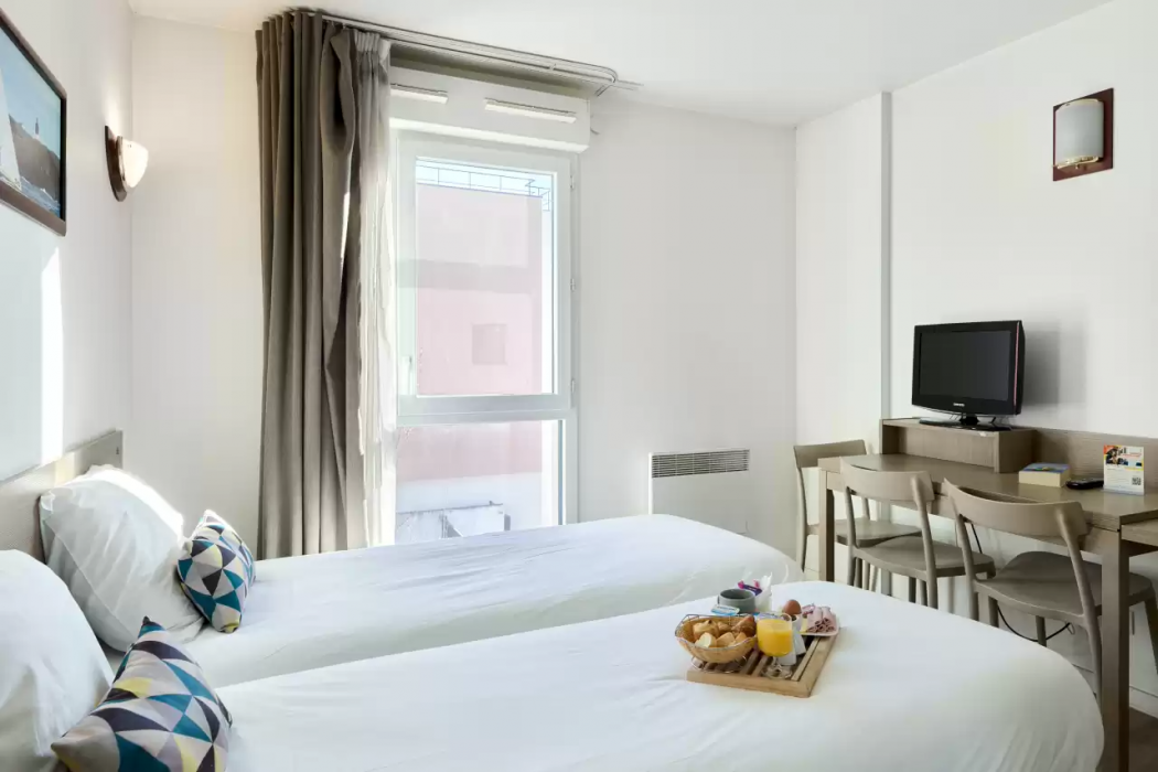 Comfort Aparthotel Versailles St Cyr l Ecole 6/17