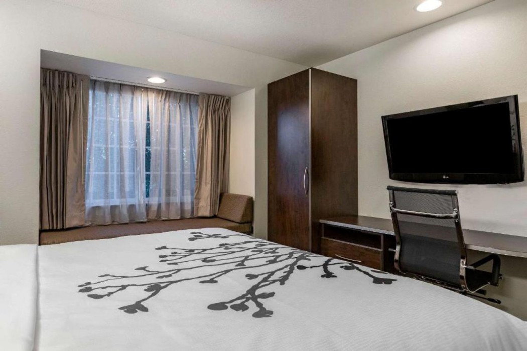 Sleep Inn and Suites Kalamazoo, MI 16/36