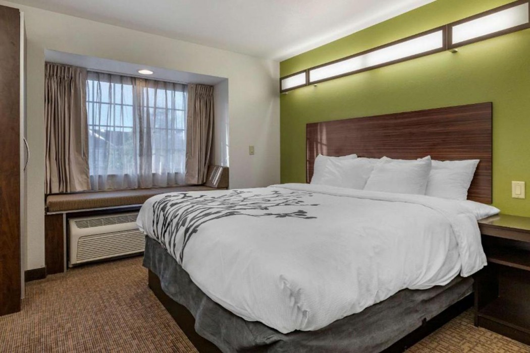 Sleep Inn and Suites Kalamazoo, MI 17/36