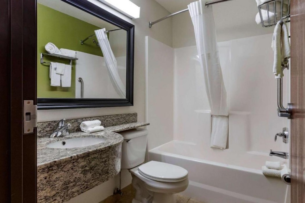 Sleep Inn and Suites Kalamazoo, MI 19/36