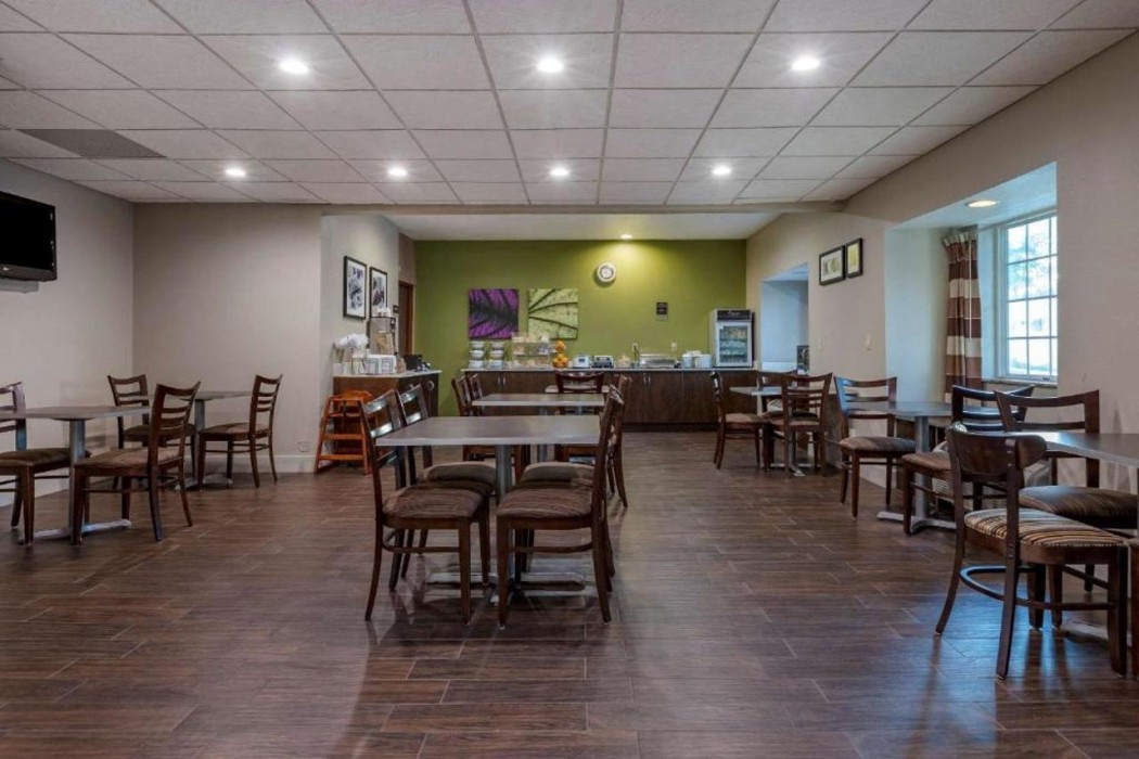 Sleep Inn and Suites Kalamazoo, MI 20/36