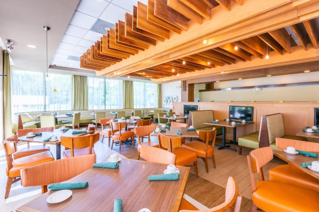 DoubleTree by Hilton Greensboro Airport 24/45
